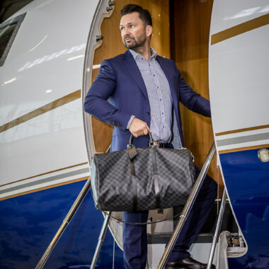 Mężczyzna z torbą Louis Vuitton