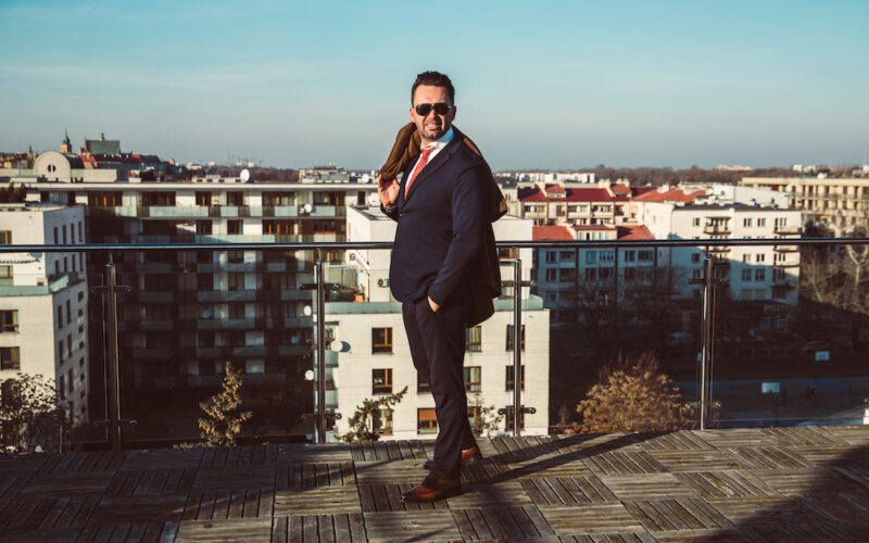 Elegancki mężczyzna na balkonie