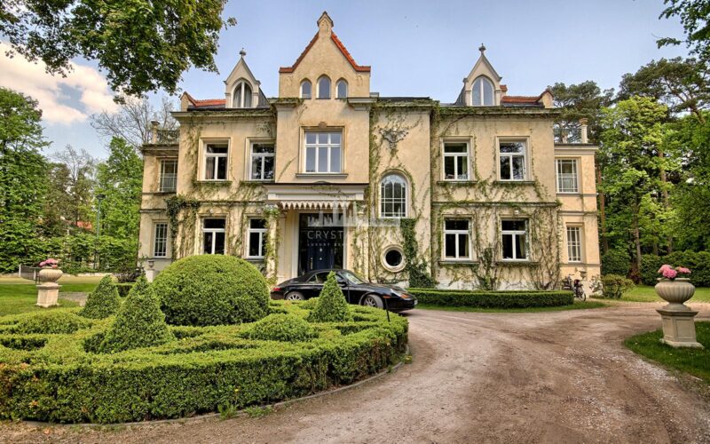 Neogotycki pałac Konstancin